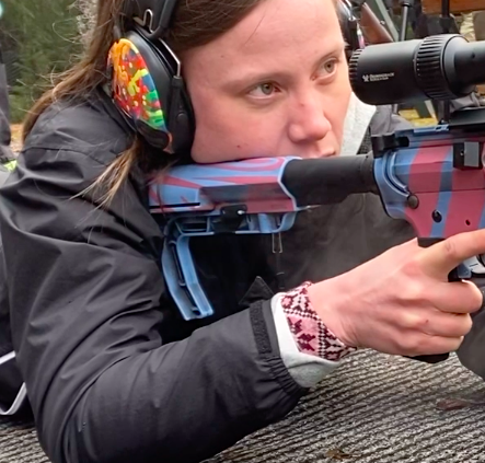 Stillbild från videoklippet där folk misstog Emmy för Greta. Bildkälla: Privat Stillbild från videoklippet där folk misstog Emmy för Greta. Bildkälla: Privat